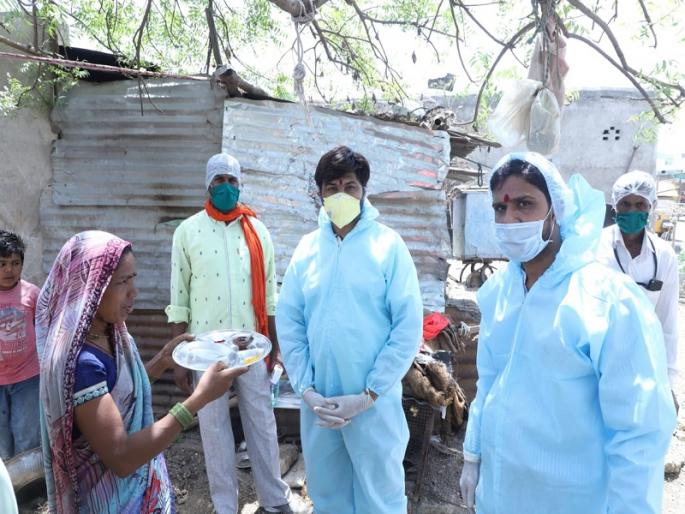 coronavirus: Admirable! Sillodkar showered flowers on the health team | coronavirus : कौतुकास्पद ! सिल्लोडकरांनी औक्षण करून आरोग्य पथकावर केली पुष्पवृष्टी coronavirus: Admirable! Sillodkar showered flowers on the health team | coronavirus : कौतुकास्पद ! सिल्लोडकरांनी औक्षण करून आरोग्य पथकावर केली पुष्पवृष्टी