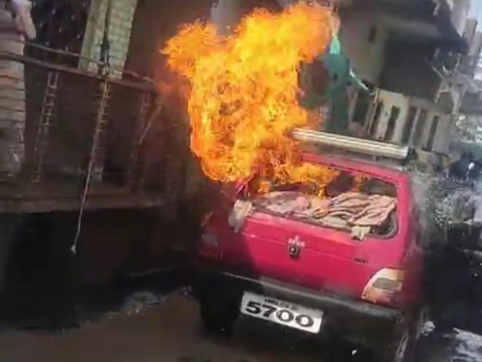 Gas was filled into the car from a homemade cylinder; The kit exploded as soon as the car was started, three were seriously injured | घरच्या सिलेंडरमधून कारमध्ये भरला गॅस; गाडी सुरू करताच किटमध्ये स्फोट, तिघे गंभीर जखमी Gas was filled into the car from a homemade cylinder; The kit exploded as soon as the car was started, three were seriously injured | घरच्या सिलेंडरमधून कारमध्ये भरला गॅस; गाडी सुरू करताच किटमध्ये स्फोट, तिघे गंभीर जखमी
