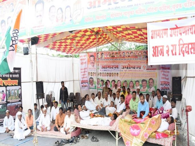 Congress's fast for farmers' demands in Sillod; 9 activists suffers hunger strike | सिल्लोड येथे शेतकऱ्यांच्या मागण्यांसाठी काँग्रेसचे आमरण उपोषण; ९ उपोषणकर्त्यांची प्रकृती खालवली Congress's fast for farmers' demands in Sillod; 9 activists suffers hunger strike | सिल्लोड येथे शेतकऱ्यांच्या मागण्यांसाठी काँग्रेसचे आमरण उपोषण; ९ उपोषणकर्त्यांची प्रकृती खालवली