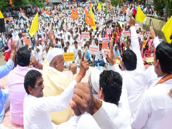 Fulfill the reservation demand; Sharp demonstrations by Congressmen at Sillod | आरक्षणाच्या मागणीची पूर्तता करा; सिल्लोड येथे काँग्रेसतर्फे तीव्र निदर्शने Fulfill the reservation demand; Sharp demonstrations by Congressmen at Sillod | आरक्षणाच्या मागणीची पूर्तता करा; सिल्लोड येथे काँग्रेसतर्फे तीव्र निदर्शने