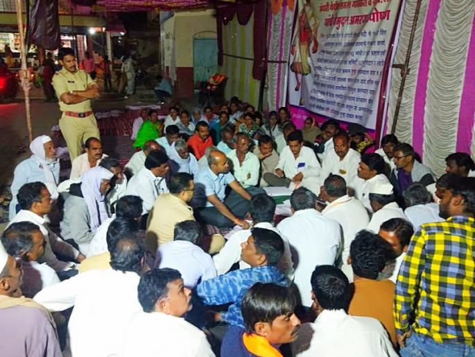 Shocking! Attempts to crush agitators by a vehicle at Andhari | धक्कादायक ! उपोषणकर्त्यांच्या अंगावर वाहन घालून चिरडण्याचा प्रयत्न Shocking! Attempts to crush agitators by a vehicle at Andhari | धक्कादायक ! उपोषणकर्त्यांच्या अंगावर वाहन घालून चिरडण्याचा प्रयत्न