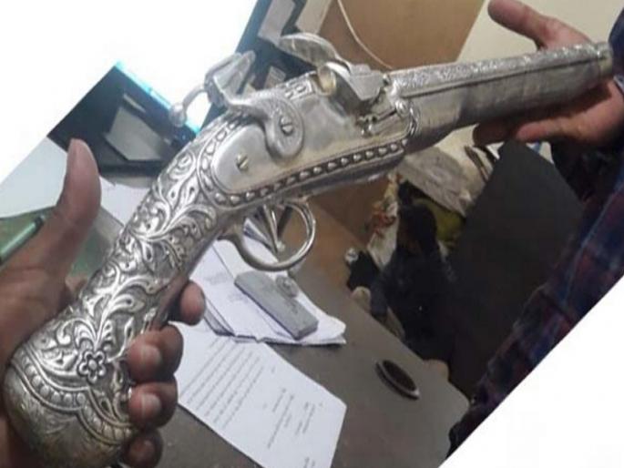 Youth arrested for stealing silver gun from Udayan Raje's residence | उदयनराजेंच्या निवासस्थानातून चांदीची बंदुक चोरणाऱ्या युवकास अटक Youth arrested for stealing silver gun from Udayan Raje's residence | उदयनराजेंच्या निवासस्थानातून चांदीची बंदुक चोरणाऱ्या युवकास अटक