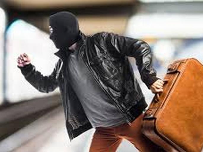 House servant flees with silver bars, cash, theft of Rs 3.23 lakhs, Santacruz police register a case | चांदीच्या विटा, रोकड घेऊन घरचा नोकर पसार, ३.२३ लाखांची चोरी, सांताक्रुझ पोलिसांत गुन्हा 