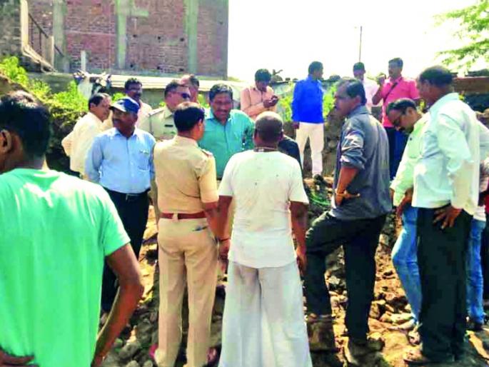Two kg silver coins found in the engraving | खोदकाम करताना सापडली दोन किलो चांदीची नाणी Two kg silver coins found in the engraving | खोदकाम करताना सापडली दोन किलो चांदीची नाणी