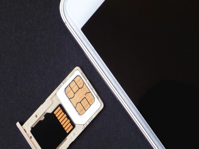 A new trend of cybercrime, 'VIP mobile' numbers are now being hacked through fake Aadhaar cards | सायबर क्राइमचा नवा ट्रेंड, बनावट कागदपत्राद्वारे आता 'व्हीआयपी मोबाइल’ नंबर हॅक