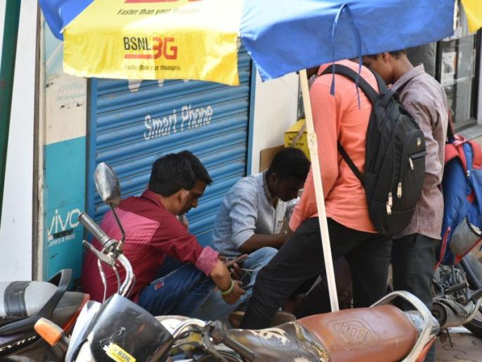 The basis for 'SIM' is dependent on 'Aadhaar' | सीमकार्डसाठी ‘आधार’ची सक्ती कायम The basis for 'SIM' is dependent on 'Aadhaar' | सीमकार्डसाठी ‘आधार’ची सक्ती कायम