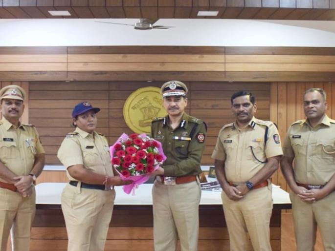 A young man's life was saved by joining hands with gangsters in Pune; Commissioner of Police felicitated Ranragini | पुण्यात गुंडांशी दोन हात करत वाचवले तरुणाचे प्राण; पाेलिस आयुक्तांनी केला रणरागिणीचा सत्कार A young man's life was saved by joining hands with gangsters in Pune; Commissioner of Police felicitated Ranragini | पुण्यात गुंडांशी दोन हात करत वाचवले तरुणाचे प्राण; पाेलिस आयुक्तांनी केला रणरागिणीचा सत्कार