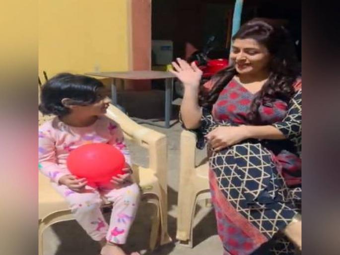 marathi tv serial mazi tuzi reshimgath pari and simmi conversation | काकुंची बाजू घेत परीने केली सिम्मीची बोलती बंद; पाहा हा मजेदार video marathi tv serial mazi tuzi reshimgath pari and simmi conversation | काकुंची बाजू घेत परीने केली सिम्मीची बोलती बंद; पाहा हा मजेदार video