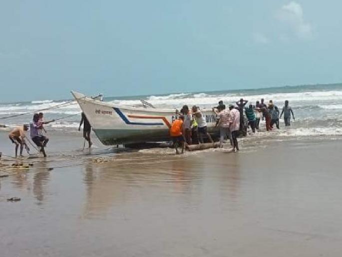 Authorities take serious note of the Tarkarli boat accident, arresting seven people on death row | तारकर्ली बोट दुर्घटनेची प्रशासनाकडून गंभीर दखल, मृत्यूचा ठपका ठेवत सात जणांना अटक Authorities take serious note of the Tarkarli boat accident, arresting seven people on death row | तारकर्ली बोट दुर्घटनेची प्रशासनाकडून गंभीर दखल, मृत्यूचा ठपका ठेवत सात जणांना अटक