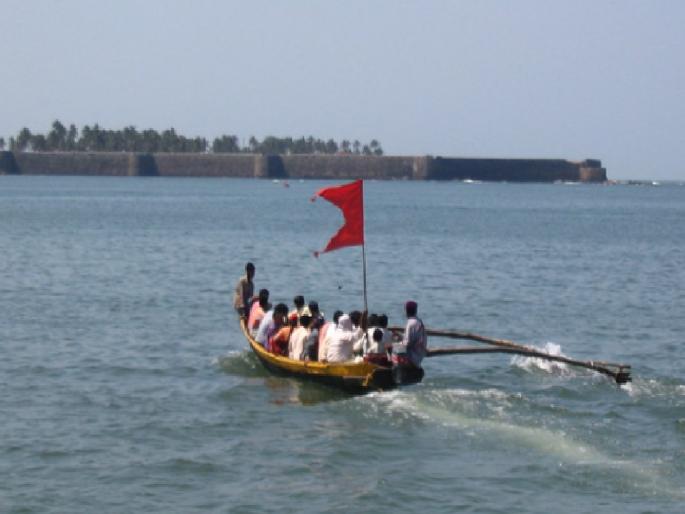 Gram panchayat employees also have to pay money to go to Sindhudurg fort | सिंधुदुर्ग किल्ल्यावर स्वच्छतेसाठी जाणाऱ्या ग्रामपंचायत कर्मचाऱ्यांनाही मोजावे लागतात पैसे