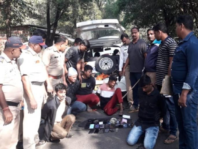 Vaibhavwadi police arrested the thieves | पेट्रोल पंपावर डल्ला मारुन चोरट्यांनी काढला पळ, तीन तासात वैभववाडी पोलिसांनी आवळल्या मुसक्या Vaibhavwadi police arrested the thieves | पेट्रोल पंपावर डल्ला मारुन चोरट्यांनी काढला पळ, तीन तासात वैभववाडी पोलिसांनी आवळल्या मुसक्या