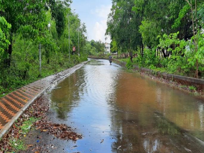 first rain water flooded the road in Sindhudurga | पहिल्या पावसात सिंधुदुर्गनगरी बनली तुंबानगरी, रस्त्याला आले तळ्याचे स्वरुप