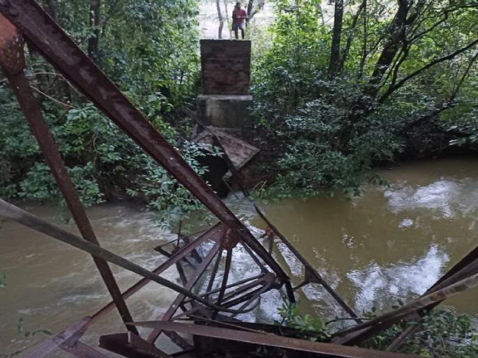 Five people were injured when the iron shed collapsed | Sindhudurga: गोवेरीत लोखंडी साकव कोसळून पाचजण जखमी, सुदैवाने दोन चिमुकले बचावले Five people were injured when the iron shed collapsed | Sindhudurga: गोवेरीत लोखंडी साकव कोसळून पाचजण जखमी, सुदैवाने दोन चिमुकले बचावले