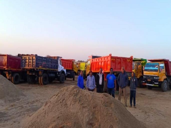 Strike operation against sand smugglers in Deoli Sada Sindhudurg, as many as 28 dumpers caught | Sindhudurg News: देवली सडा येथे वाळू तस्करांविरोधात धडक कारवाई, तब्बल २८ डंपर ताब्यात Strike operation against sand smugglers in Deoli Sada Sindhudurg, as many as 28 dumpers caught | Sindhudurg News: देवली सडा येथे वाळू तस्करांविरोधात धडक कारवाई, तब्बल २८ डंपर ताब्यात