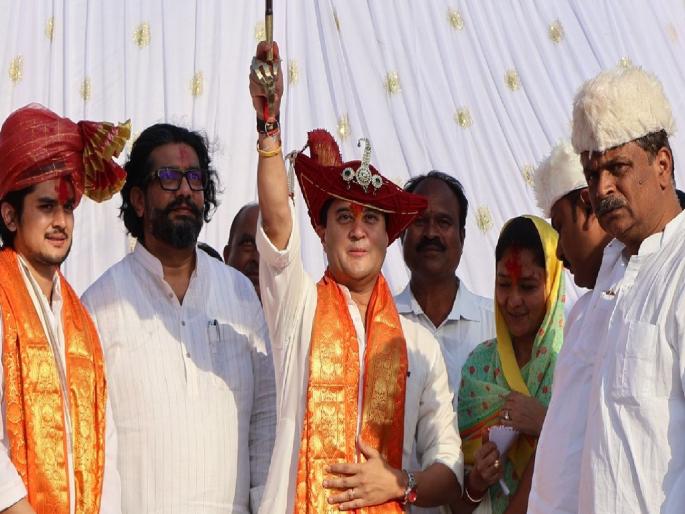 Committed to the development of Kanherkhed says Jyotiraditya Scindia | मंत्री ज्योतिरादित्य शिंदे यांनी कुटुंबियांसह कण्हेरखेड गावास दिली भेट, साधेपणा पाहून ग्रामस्थ भावनाविवश Committed to the development of Kanherkhed says Jyotiraditya Scindia | मंत्री ज्योतिरादित्य शिंदे यांनी कुटुंबियांसह कण्हेरखेड गावास दिली भेट, साधेपणा पाहून ग्रामस्थ भावनाविवश