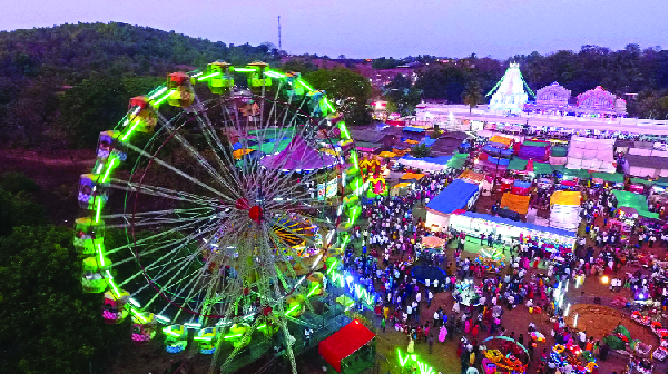 The crowd of devotees also got crowded | मोडयात्रेलाही भाविकांची तुडुंब गर्दी
