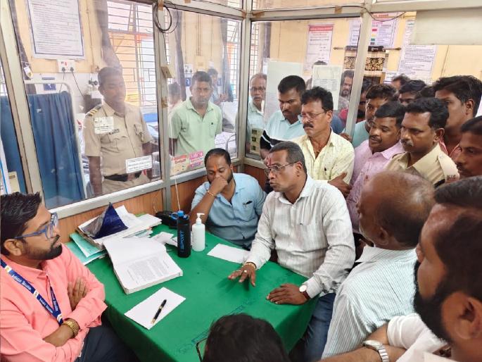 Patient dies due to negligence of doctors at Kankavli Sub-District Hospital, alleges Vagde villagers | कणकवली उपजिल्हा रुग्णालयातील डॉक्टरांच्या हलगर्जीपणामुळे रुग्णाचा मृत्यू, वागदे ग्रामस्थांचा आरोप Patient dies due to negligence of doctors at Kankavli Sub-District Hospital, alleges Vagde villagers | कणकवली उपजिल्हा रुग्णालयातील डॉक्टरांच्या हलगर्जीपणामुळे रुग्णाचा मृत्यू, वागदे ग्रामस्थांचा आरोप