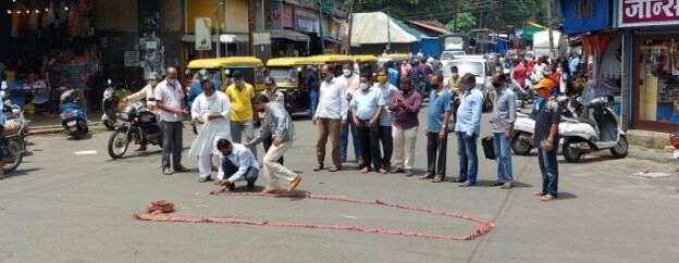 Jallosh from Shiv Sena in Sawantwadi after opening of markets | बाजारपेठा उघडल्याने सावंतवाडीत शिवसेनेकडुन जल्लोष Jallosh from Shiv Sena in Sawantwadi after opening of markets | बाजारपेठा उघडल्याने सावंतवाडीत शिवसेनेकडुन जल्लोष