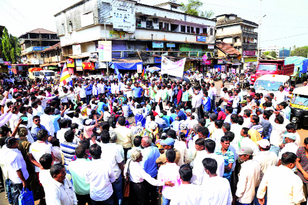 Stop the route to the Kudalah highway | कुडाळात महामार्गावर रास्ता रोको Stop the route to the Kudalah highway | कुडाळात महामार्गावर रास्ता रोको