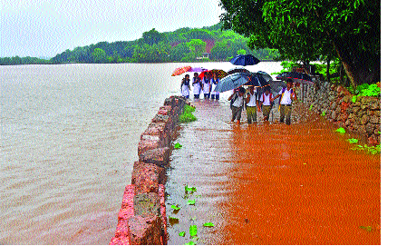 Cloudy with cloudy weather; The hill collapses | मालवणात ढगफुटीसदृश पाऊस; डोंगर खचला Cloudy with cloudy weather; The hill collapses | मालवणात ढगफुटीसदृश पाऊस; डोंगर खचला