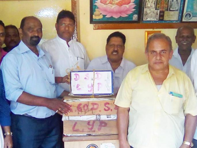 first kesar mango box sent from vengurla | वेंगुर्ले तालुक्यातून पहिली केशर आंबा पेटी रवाना first kesar mango box sent from vengurla | वेंगुर्ले तालुक्यातून पहिली केशर आंबा पेटी रवाना