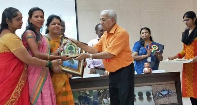 Gauravil-Kolhapur National Conference on 'Swamini Savitag Gat' and public awareness about 'Mangrove' |  स्वामिनी बचतगटाला सन्मानचिन्ह देऊन गौरविले -: ‘मॅन्ग्रोव्हज्’बाबत जनजागृती  Gauravil-Kolhapur National Conference on 'Swamini Savitag Gat' and public awareness about 'Mangrove' |  स्वामिनी बचतगटाला सन्मानचिन्ह देऊन गौरविले -: ‘मॅन्ग्रोव्हज्’बाबत जनजागृती