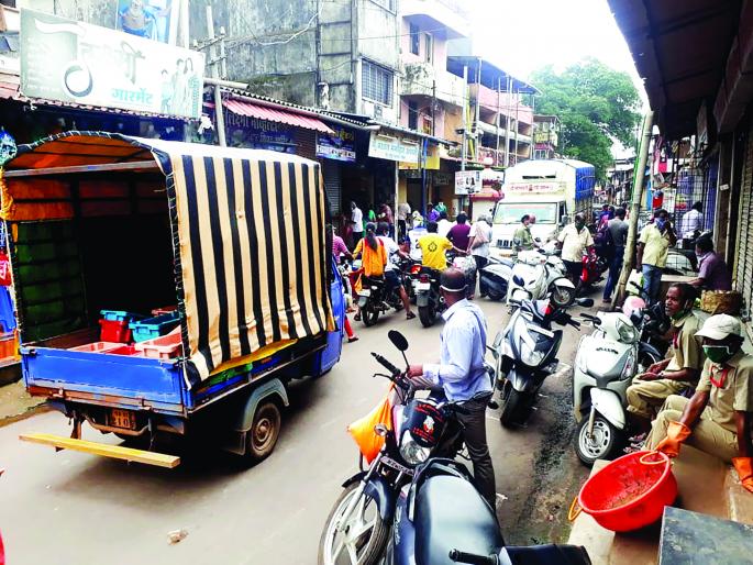 Set the rule of social distance on the dhaba! | Coronavirus Unlock : नियम धाब्यावर, कणकवली बाजारपेठेत गर्दी, खरेदीसाठी झुंबड Set the rule of social distance on the dhaba! | Coronavirus Unlock : नियम धाब्यावर, कणकवली बाजारपेठेत गर्दी, खरेदीसाठी झुंबड