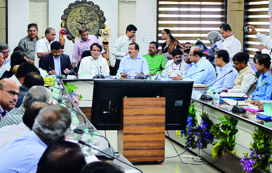 Rs 350 crores for the airport | विमानतळासाठी ३५0 कोटींचा निधी देणार Rs 350 crores for the airport | विमानतळासाठी ३५0 कोटींचा निधी देणार