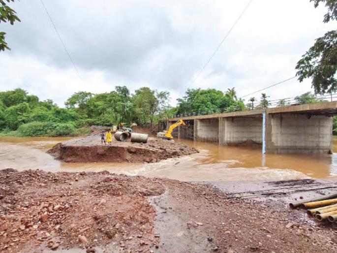 Fall season continues in Sindhudurg district due to rain Some villages in darkness | पावसामुळे सिंधुदुर्ग जिल्ह्यात पडझडीचे सत्र सुरुच; काही गावे अंधारात Fall season continues in Sindhudurg district due to rain Some villages in darkness | पावसामुळे सिंधुदुर्ग जिल्ह्यात पडझडीचे सत्र सुरुच; काही गावे अंधारात