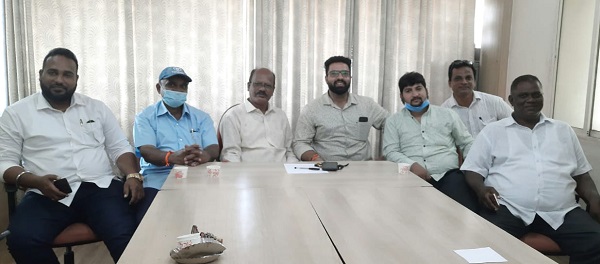 Shiv Sena Deputy District Chief Chandrakant Kasar's warning to Vishal Parab | 'पांढऱ्या कपडयावर कोट चढवला म्हणून नेता होत नाही' Shiv Sena Deputy District Chief Chandrakant Kasar's warning to Vishal Parab | 'पांढऱ्या कपडयावर कोट चढवला म्हणून नेता होत नाही'