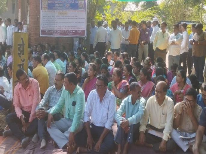 Withdraw unilateral suspension action, agitation of gram sevak organization in Sindhudurg | एकतर्फी निलंबनाची कारवाई मागे घ्या, सिंधुदुर्गात ग्रामसेवक संघटनेचे धरणे आंदोलन Withdraw unilateral suspension action, agitation of gram sevak organization in Sindhudurg | एकतर्फी निलंबनाची कारवाई मागे घ्या, सिंधुदुर्गात ग्रामसेवक संघटनेचे धरणे आंदोलन