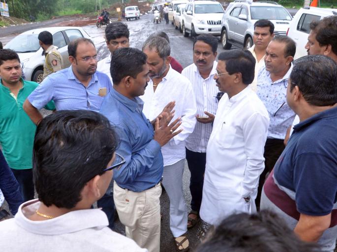 Sindhudurg: Make Ganeshotsav highway before the road: Vinayak Raut | सिंधुदुर्ग : गणेशोत्सवा पूर्वी महामार्ग निर्धोक बनवा : विनायक राऊत  Sindhudurg: Make Ganeshotsav highway before the road: Vinayak Raut | सिंधुदुर्ग : गणेशोत्सवा पूर्वी महामार्ग निर्धोक बनवा : विनायक राऊत