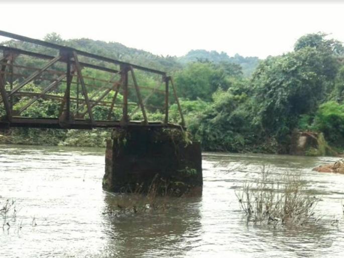 Rainfall of rain in Sindhudurg; Many vehicles, the cargo has gone | सिंधुदुर्गात पावसाचा हाहाकार; अनेक वाहने, साकव गेले वाहून  Rainfall of rain in Sindhudurg; Many vehicles, the cargo has gone | सिंधुदुर्गात पावसाचा हाहाकार; अनेक वाहने, साकव गेले वाहून