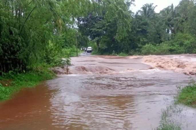 in sindhudurg district more than twenty villages in mangaon valley lost connectivity life disrupted | सिंधुदुर्ग: माणगाव खोऱ्यातील वीस हून अधिक गावांचा संपर्क तुटला; जनजीवन विस्कळीत