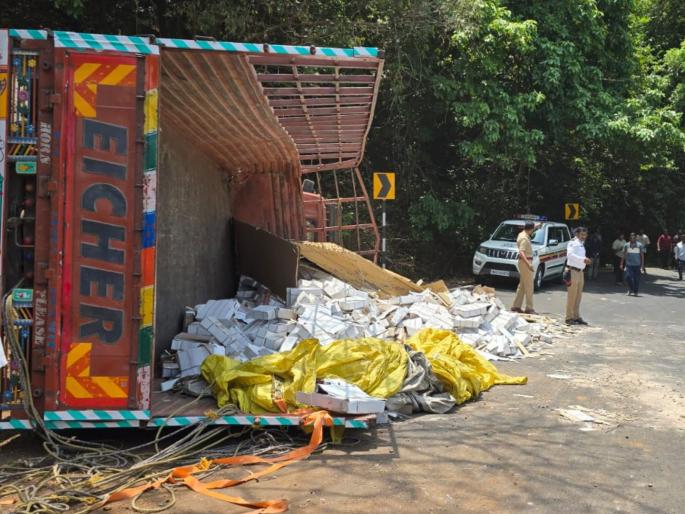 Drunk tempo driver hits bike; toddler dies on the spot, mother injured in sawantwadi | सावंतवाडीमध्ये मद्यधुंद टेम्पो चालकाची दुचाकीला धडक; चिमुकलीचा जागीच मृत्यू, आई जखमी Drunk tempo driver hits bike; toddler dies on the spot, mother injured in sawantwadi | सावंतवाडीमध्ये मद्यधुंद टेम्पो चालकाची दुचाकीला धडक; चिमुकलीचा जागीच मृत्यू, आई जखमी