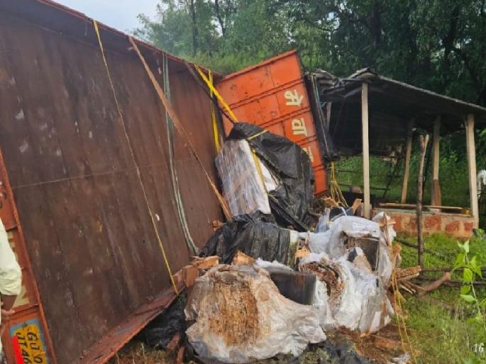 One killed in truck accident at Nadgive Ghat on Mumbai Goa highways | Sindhudurg: मुंबई-गोवा महामार्गांवर नडगिवे घाटात ट्रक अपघातात एक ठार One killed in truck accident at Nadgive Ghat on Mumbai Goa highways | Sindhudurg: मुंबई-गोवा महामार्गांवर नडगिवे घाटात ट्रक अपघातात एक ठार