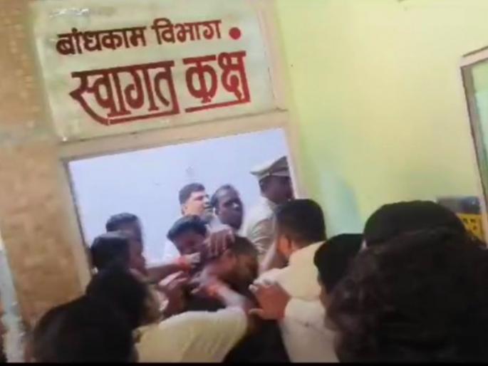 Storm in Sindhudurg Zilla Parishad office, bodyguard chop by Shiv Sainiks of Shiv Sena UBT | सिंधुदुर्ग जिल्हा परिषद कार्यालात तुफान राडा, ठाकरे गटाच्या शिवसैनिकांकडून बॉडीगार्ड्ना चोप  Storm in Sindhudurg Zilla Parishad office, bodyguard chop by Shiv Sainiks of Shiv Sena UBT | सिंधुदुर्ग जिल्हा परिषद कार्यालात तुफान राडा, ठाकरे गटाच्या शिवसैनिकांकडून बॉडीगार्ड्ना चोप