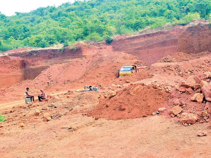 Sindhudurg: The dinged fencing farm is ... crores of revenue is in the water | सिंधुदुर्ग : नेतर्डेत कुंपणच शेत खातंय...कोट्यवधींचा महसूल पाण्यात