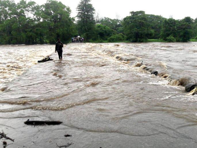 Two-wheeler rescued while traveling, incident at Shopwad | दुचाकीस्वार वाहून जाताना वाचला, दुकानवाड येथील घटना Two-wheeler rescued while traveling, incident at Shopwad | दुचाकीस्वार वाहून जाताना वाचला, दुकानवाड येथील घटना