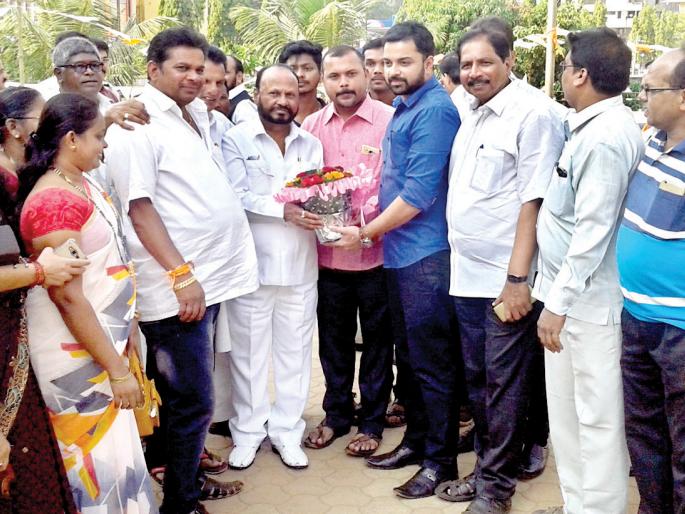 Sindhudurg: All areas affected by the strike: Anandrao Adsul, allegations, more than 15 lakh workers in the country unemployed | सिंधुदुर्ग : नोटाबंदीचा सर्वच क्षेत्रांना फटका : आनंदराव अडसूळ यांचा आरोप, देशात १५ लाखांहून अधिक कामगार बेरोजगार Sindhudurg: All areas affected by the strike: Anandrao Adsul, allegations, more than 15 lakh workers in the country unemployed | सिंधुदुर्ग : नोटाबंदीचा सर्वच क्षेत्रांना फटका : आनंदराव अडसूळ यांचा आरोप, देशात १५ लाखांहून अधिक कामगार बेरोजगार