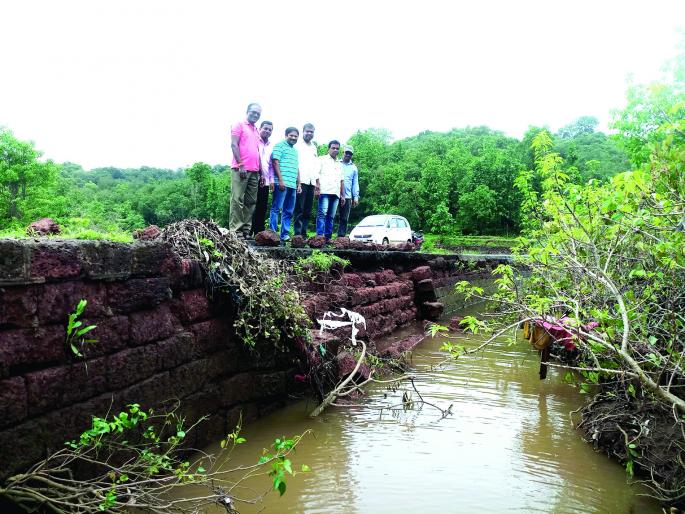 Hedge pools are dangerous, fatal travel for passengers: demand of villagers to repair | सिंधुदुर्ग : हेळदे पूल धोकादायक, प्रवाशांसाठी जीवघेणा प्रवास : दुरुस्ती करण्याची ग्रामस्थांची मागणी Hedge pools are dangerous, fatal travel for passengers: demand of villagers to repair | सिंधुदुर्ग : हेळदे पूल धोकादायक, प्रवाशांसाठी जीवघेणा प्रवास : दुरुस्ती करण्याची ग्रामस्थांची मागणी