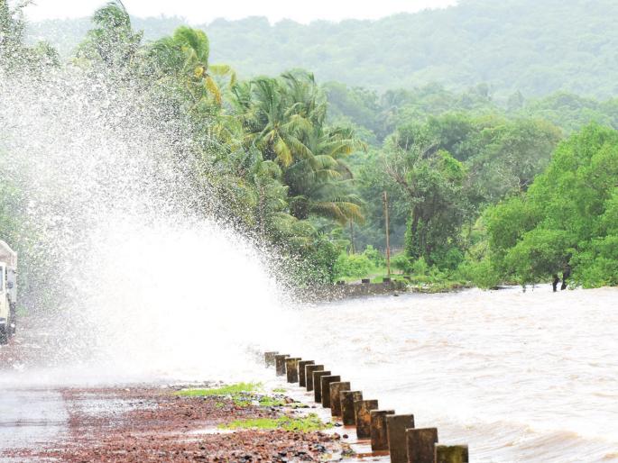 Sindhudurg: Great waves on the banks of Devgad, orange streets, and water in the coastal areas | सिंधुदुर्ग : देवगड किनाऱ्यावर महाकाय लाटांचे तांडव, किनारपट्टी भागातील रस्त्यांवर पाणी Sindhudurg: Great waves on the banks of Devgad, orange streets, and water in the coastal areas | सिंधुदुर्ग : देवगड किनाऱ्यावर महाकाय लाटांचे तांडव, किनारपट्टी भागातील रस्त्यांवर पाणी