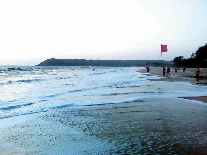 Sindhudurg: Vengurlea water level in the sea suddenly increased, police rushed to the coast | सिंधुदुर्ग : वेंगुर्ले समुद्रातील पाणी पातळी अचानक वाढली, पोलीस किनारपट्टीवर दाखल Sindhudurg: Vengurlea water level in the sea suddenly increased, police rushed to the coast | सिंधुदुर्ग : वेंगुर्ले समुद्रातील पाणी पातळी अचानक वाढली, पोलीस किनारपट्टीवर दाखल