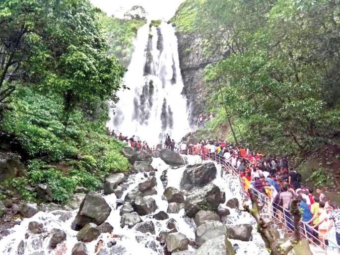 A big crowd of tourists in Amboli, the possibility of huge crowds on Sunday, deployed police | आंबोलीत धबधब्यावर पर्यटकांची मोठी गर्दी, रविवारी प्रचंड गर्दी होण्याची शक्यता, पोलिस तैनात