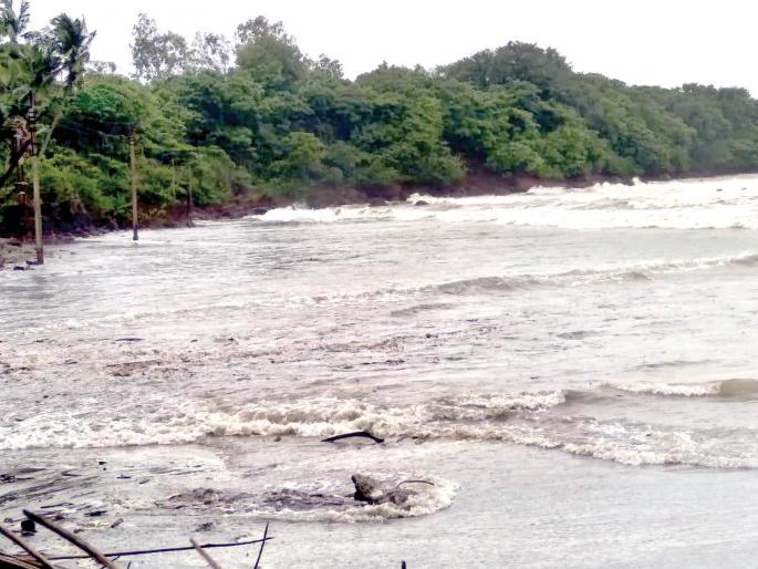 Sindhudurg: Water is water on the Vijaydurg Chowpatta and water everywhere on the coast | सिंधुदुर्ग :उधाणाने विजयदुर्ग चौपाटीवर पाणी, किनाऱ्यावरील सर्वत्र पाणीच पाणी Sindhudurg: Water is water on the Vijaydurg Chowpatta and water everywhere on the coast | सिंधुदुर्ग :उधाणाने विजयदुर्ग चौपाटीवर पाणी, किनाऱ्यावरील सर्वत्र पाणीच पाणी