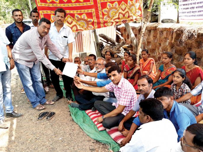 otherwise we would commit self immolation sindhudurg villagers threatens | 'पुन्हा फसवल्यास आत्मदहनाशिवाय पर्याय नाही' otherwise we would commit self immolation sindhudurg villagers threatens | 'पुन्हा फसवल्यास आत्मदहनाशिवाय पर्याय नाही'