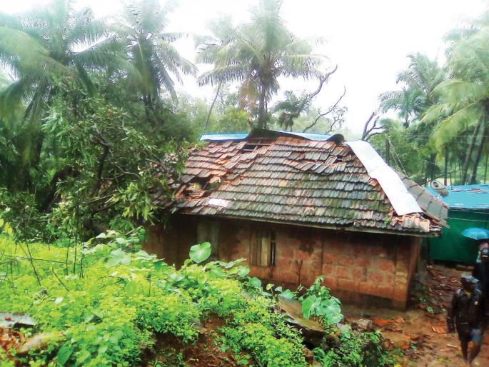 Hurricane with heavy rain in Vengurle | वेंगुर्लेत मुसळधार पावसासह चक्रीवादळ