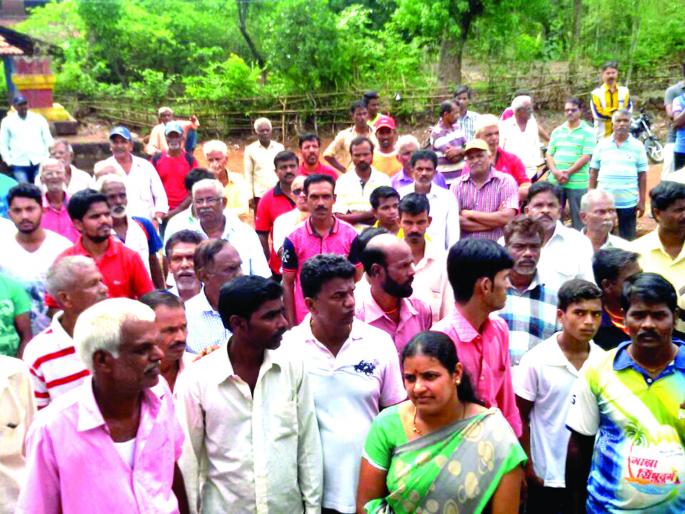 Sindhudurg: In Kokisare, the priest is abused by his wife; | सिंधुदुर्ग : कोकिसरेत पुजाऱ्याचे माहेरवाशिनीशी गैरवर्तन, मंदिराला ठोकले टाळे