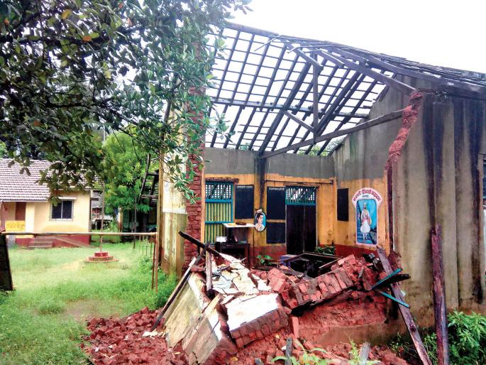 Sindhudurg: The part of the drama school collapses, the continuous rain fall | सिंधुदुर्ग : नाटळ शाळेचा भाग कोसळला, संततधार पावसाचा फटका Sindhudurg: The part of the drama school collapses, the continuous rain fall | सिंधुदुर्ग : नाटळ शाळेचा भाग कोसळला, संततधार पावसाचा फटका