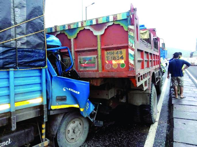 One killed, two injured in Nandgaon Muslimwadi road accident | वाशी अपघातात एकजण ठार, नांदगाव मुस्लिमवाडीवर शोककळा : दोन वाहनांमध्ये झाली धडक One killed, two injured in Nandgaon Muslimwadi road accident | वाशी अपघातात एकजण ठार, नांदगाव मुस्लिमवाडीवर शोककळा : दोन वाहनांमध्ये झाली धडक